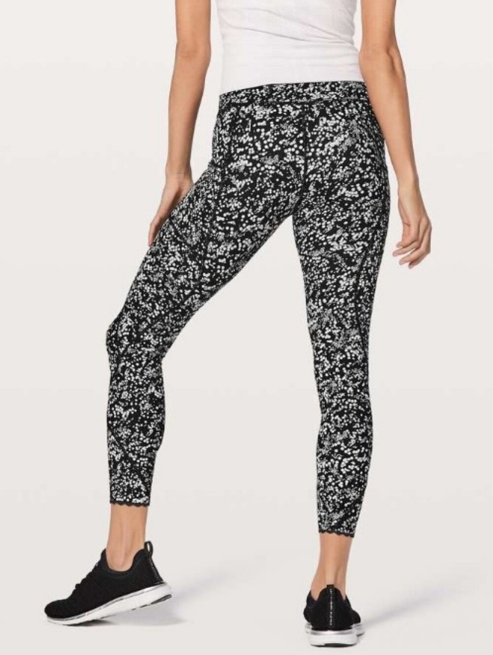 Lululemon SIZE 4 Fast Free Crop II Black Chirasu Black Spotted 19" Inseam Nulux